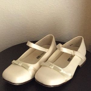 Girl’s dress shoes size 9 1/2 cream/beige
